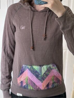 tentree Women’s Brown Pullover Hoodie with Colorblock Chevron Pocket